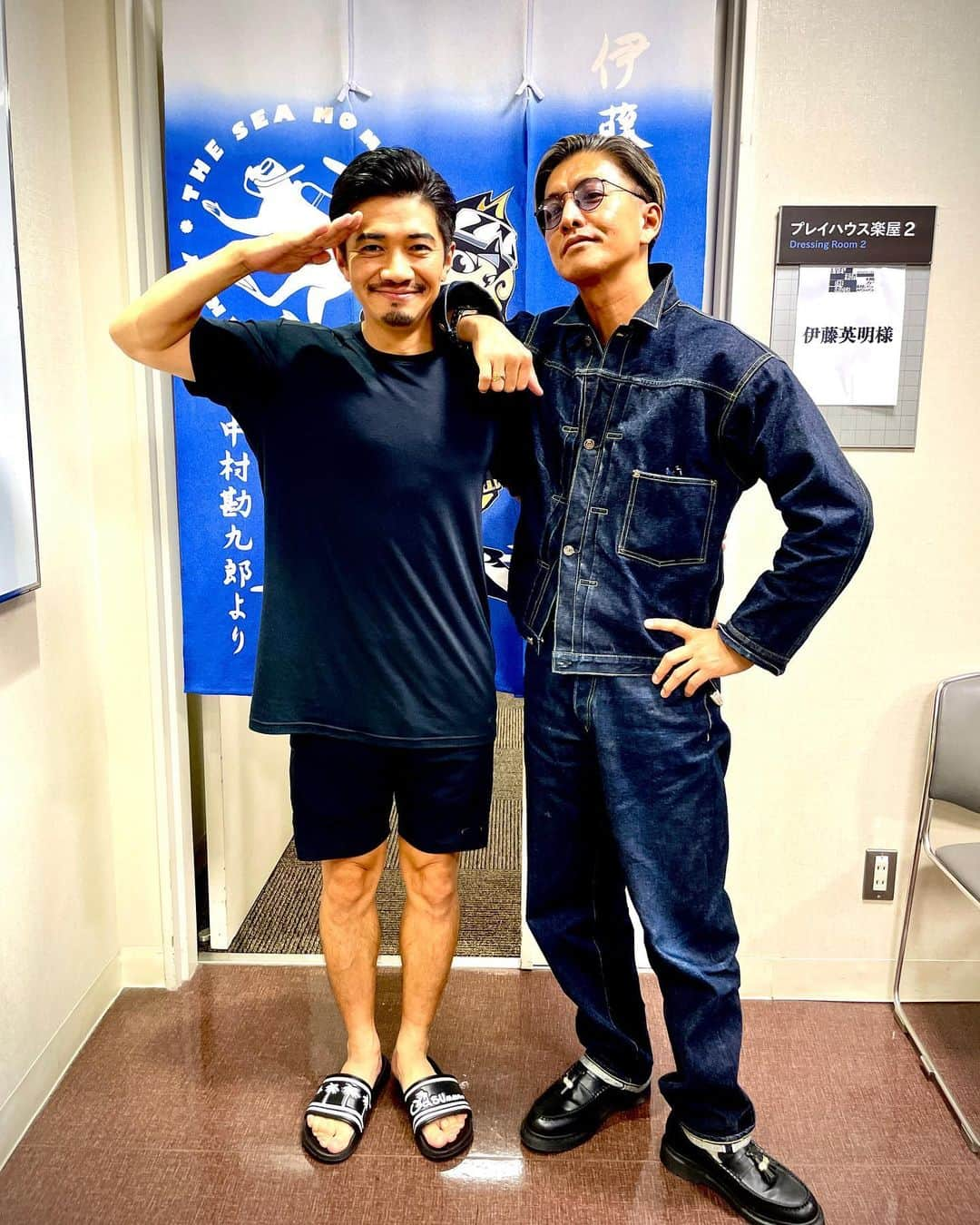 和田正人さんのインスタグラム写真 - (和田正人Instagram)「本日の公演 #木村拓哉 さんが観劇にいらして下さいました！！  殿ーーッ！！教官ーーーッ！！  カーテンコールでは、最後まで客席から大きな拍手を送って下さり、思わず敬礼したら、客席からまさかの敬礼返し！！  風間教官、ありがとうございます。。。笑  たくさん感想も頂き、残りの公演もますます良い作品になっていきそうです。  東京公演は残り3ステージ！！  まだまだお席に余裕がありますので、是非皆さま、劇場に足を運んで下さい。  お待ちしてます！！  #橋からの眺め #PARCO #東京芸術劇場プレイハウス」9月22日 18時52分 - daaaaaawaaaaaa