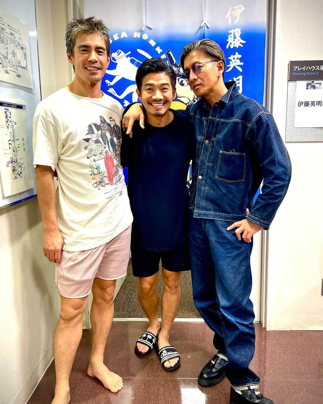 和田正人さんのインスタグラム写真 - (和田正人Instagram)「本日の公演 #木村拓哉 さんが観劇にいらして下さいました！！  殿ーーッ！！教官ーーーッ！！  カーテンコールでは、最後まで客席から大きな拍手を送って下さり、思わず敬礼したら、客席からまさかの敬礼返し！！  風間教官、ありがとうございます。。。笑  たくさん感想も頂き、残りの公演もますます良い作品になっていきそうです。  東京公演は残り3ステージ！！  まだまだお席に余裕がありますので、是非皆さま、劇場に足を運んで下さい。  お待ちしてます！！  #橋からの眺め #PARCO #東京芸術劇場プレイハウス」9月22日 18時52分 - daaaaaawaaaaaa