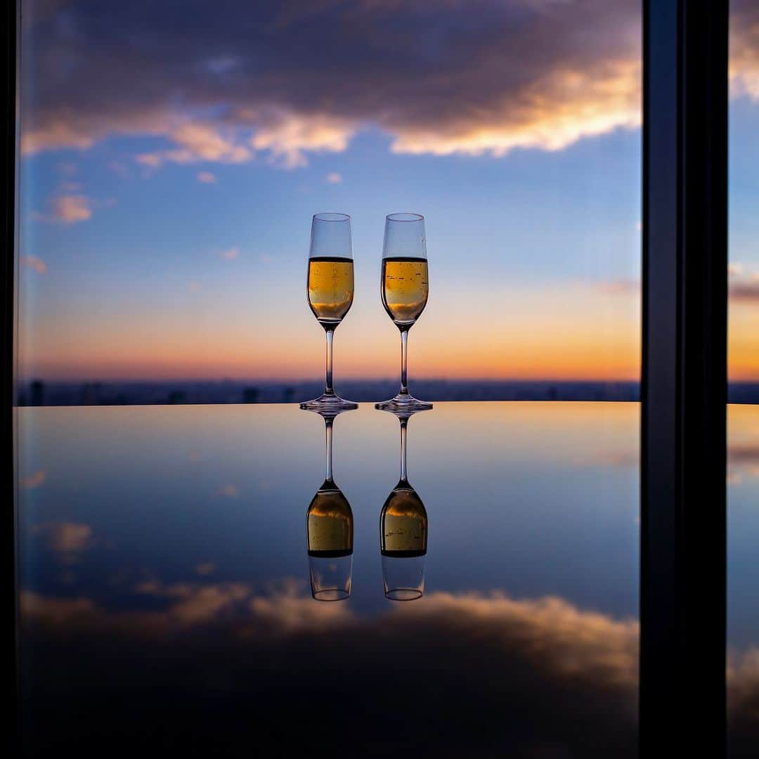 Park Hyatt Tokyo / パーク ハイアット東京のインスタグラム：「Cheers to the weekend!  Share your own images with us by tagging @parkhyatttokyo   —————————————————————  #ParkHyattTokyo #ParkHyatt #Hyatt #luxuryispersonal #autumnsky  #happyfriday #パークハイアット東京 #秋空 #秋 #パークハイアット東京からの景色 @shumpeiohsugi_photographer」