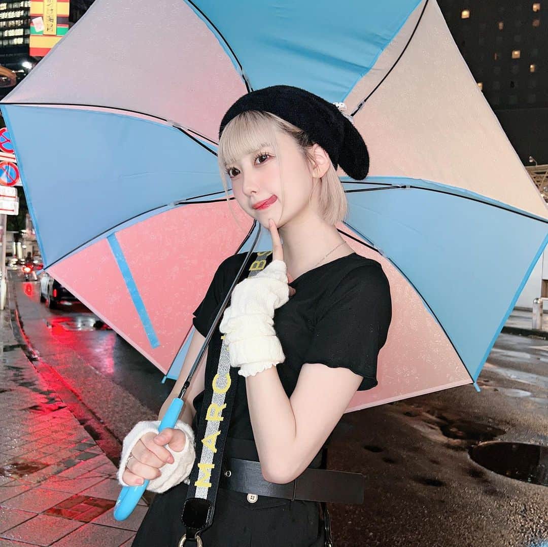 ちなぴぴのインスタグラム：「雨の日でもカラフルな傘でときめいてる☔️」