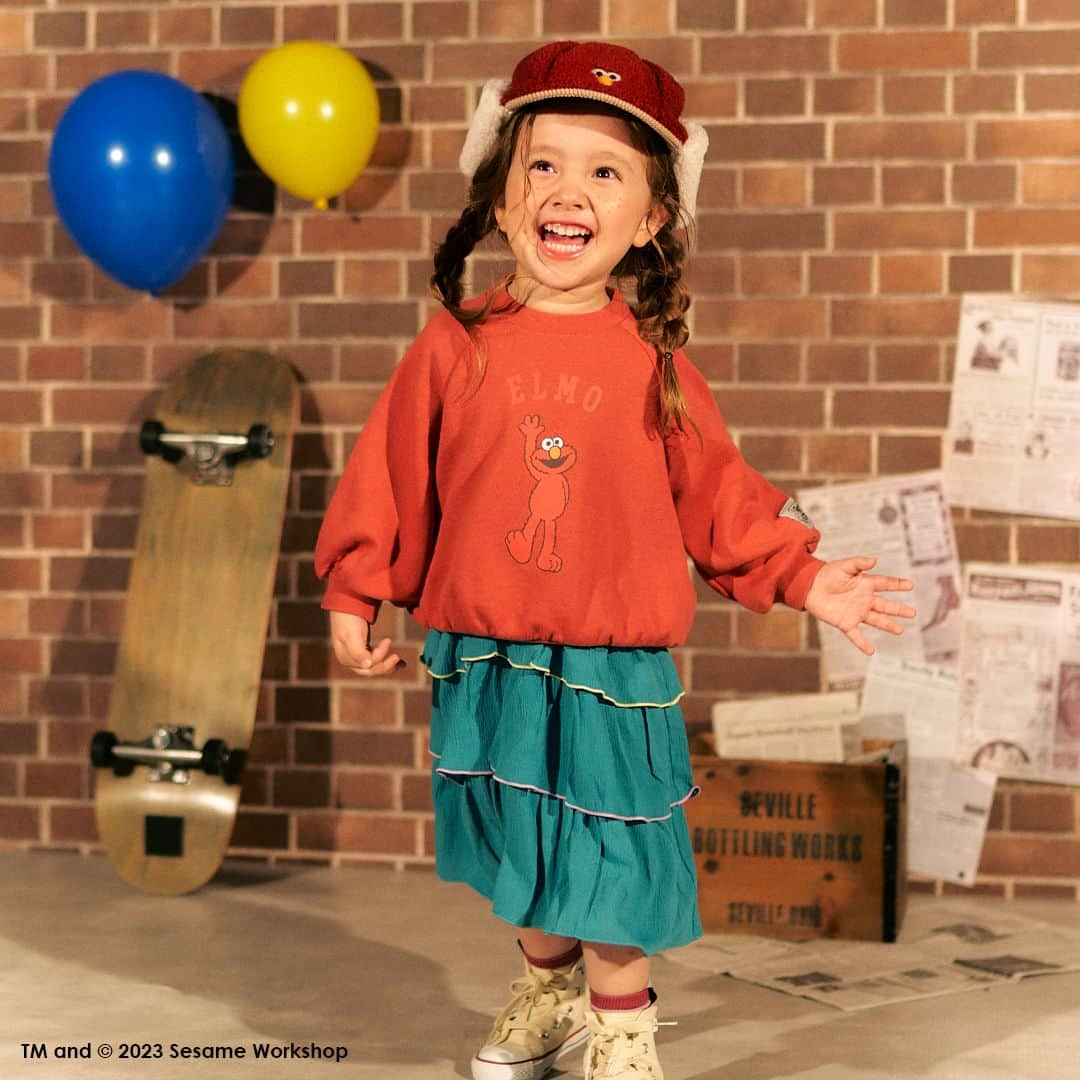 エフオーオンラインストア 子供服さんのインスタグラム写真 - (エフオーオンラインストア 子供服Instagram)「【apres les cours  セサミストリート 】WEB限定商品が登場⭐ ＜9/27(水) お昼12：00～販売スタート！＞  WEB限定の『セサミストリート』アイテムがついに登場♪ カラフルでポップなアイテムなのでとっても元気なイメージに✨  エルモやクッキーモンスターになりきれる パーカーやボディースーツはとってもかわいく テーマパークのおでかけなどにも着たくなっちゃいます♪  きょうだいおそろいコーデで可愛さ倍増です♡  帽子や靴下など雑貨と合わせて 秋のおでかけを楽しんでください♪  ======================= 商品詳細や価格は ショッピングタグからご覧いただけます★ =======================  #セサミストリート #エルモ #クッキーモンスター  #foonline #apreslescours #アプレレクール #子供服 #こどもふく #ベビー服 #キッズ服 #キッズコーデ #女の子コーデ #おしゃれキッズ #おしゃれキッズと繋がりたい #リンクコーデ #キッズ秋コーデ #キッズ秋服」9月22日 18時44分 - foonline