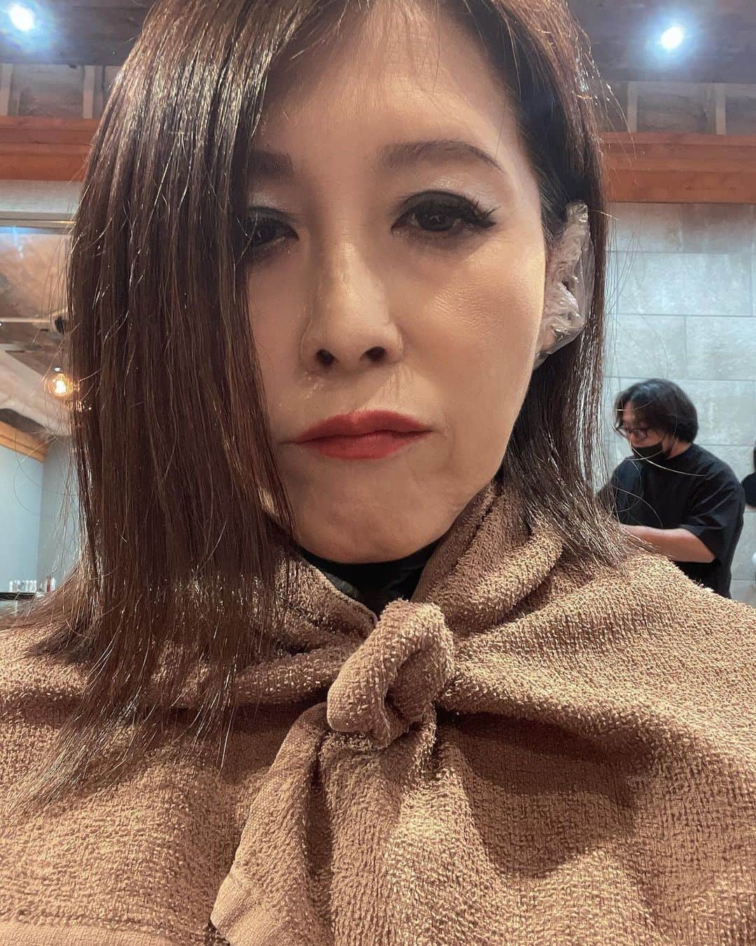 Naoko（なおこ）さんのインスタグラム写真 - (Naoko（なおこ）Instagram)「😊 😄 😆 まぁまぁ 切った  伸ばそうかな と思ったけど も一回切った  前回は カドがほしくて🤨  カクカクカク ブッツリ パッツン cool  が気分でした  丸みは絶対にヤダ！😠  が、しかし。  今回は ふんわり 柔らかい気分🧐 まるくまるく 穏やかに😄  ほんと 飽きっぽいよね😅  性格も 髪みたいに 簡単に丸くなれたら よかですなー🤣  カクカク女 身体と 髪は、 まるまるに☺️  それは それで よろしくお願いしますよ  #ショートボブ #すぐ飽きる #毎日刺激が欲しい #筋トレ女子 #フィットネス女子#フィットネス#Fitness#筋トレ女子と繋がりたい #筋トレ好き#筋トレ好きと繋がりたい#減量 #くびれ#美ボディ #アラフィフ#アラフィフコーデ#ボディメイク #50代#健康 #熊本 #kumamoto」9月22日 18時46分 - smile_naohibi