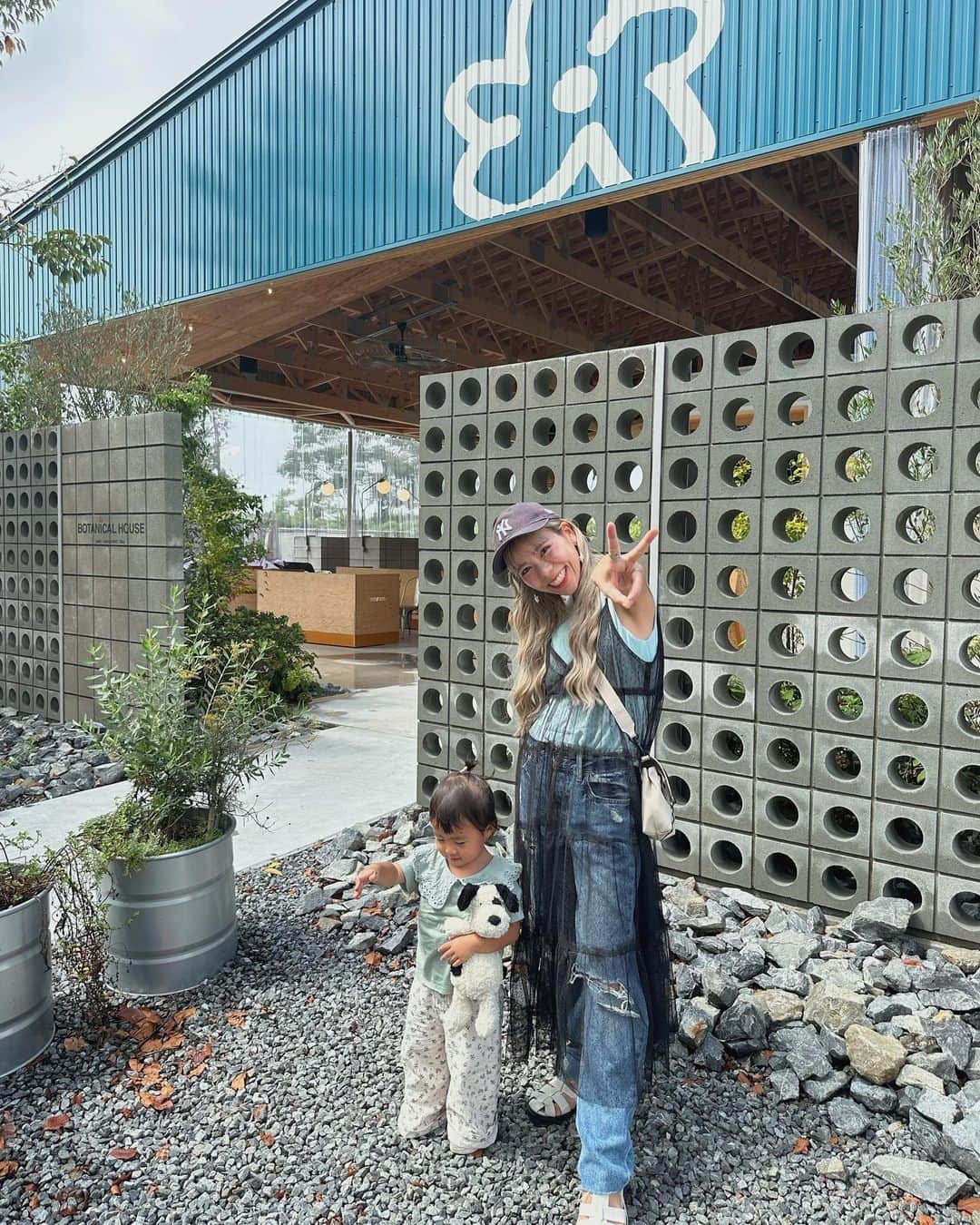 のインスタグラム：「_ 限定ロング👩🏼👩🏼👩🏼  イヤイヤ期なので写真嫌😡😡の 時も増えてきたけど✌️するように なったりセルフィーとか インスタのフィルターは わんわんやってー！って言って 撮りたがったりします(ギャルなん？)  タイミング難しいし 撮ってていう割に真顔の時もあるし（笑） まぁでも今のこの時期の子どもとの写真って皆そんなもんよね〜🫣  #詩珠diary」