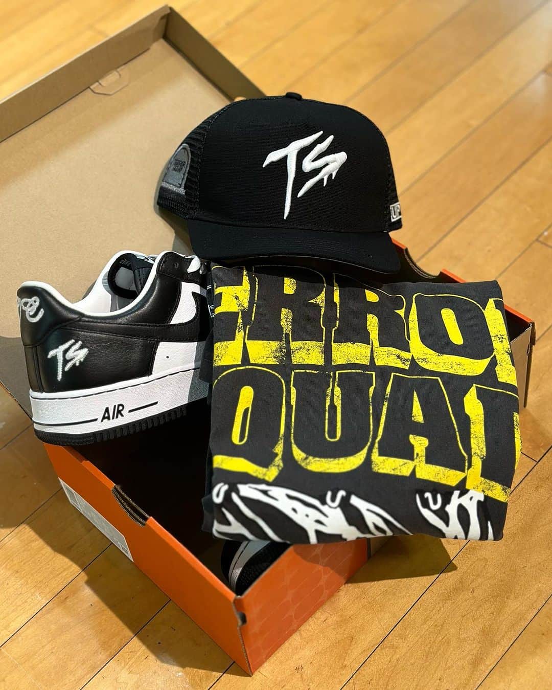 GROW AROUNDのインスタグラム：「#growaroundnewarrivals  Terror Squad Long Sleeve Tee Terror Squad Trucker NY買付で先週発売のAir force 1にマッチするTerror squadアイテムが入荷しました！！ LS TEEはFAT JOE率いるTerror Squad vs JAY-Z率いるROC A FELLAによるドリームチームの試合がAugust 14 2003 ストリートボールの聖地 RUCKER PARKで行れました。 試合の20周年を記念したアイテムになっています！！ 店頭には一足先に並んでいます。 WEBUPは準備中なのでしばらくお待ちください。」