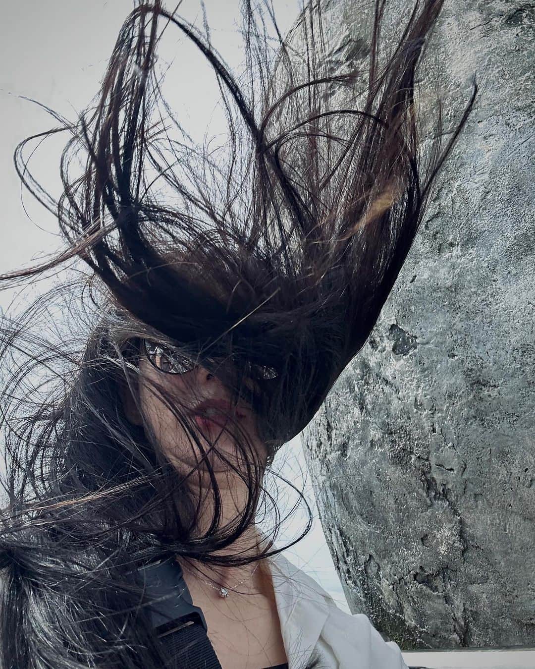 白癡公主さんのインスタグラム写真 - (白癡公主Instagram)「在我身後的是兩隻巨石佛手，位在海拔1400公尺的巴拿山，風很大，在這拍照時避免瀏海起飛見光死，是一件很有挑戰的事兒」9月22日 18時47分 - 87acup