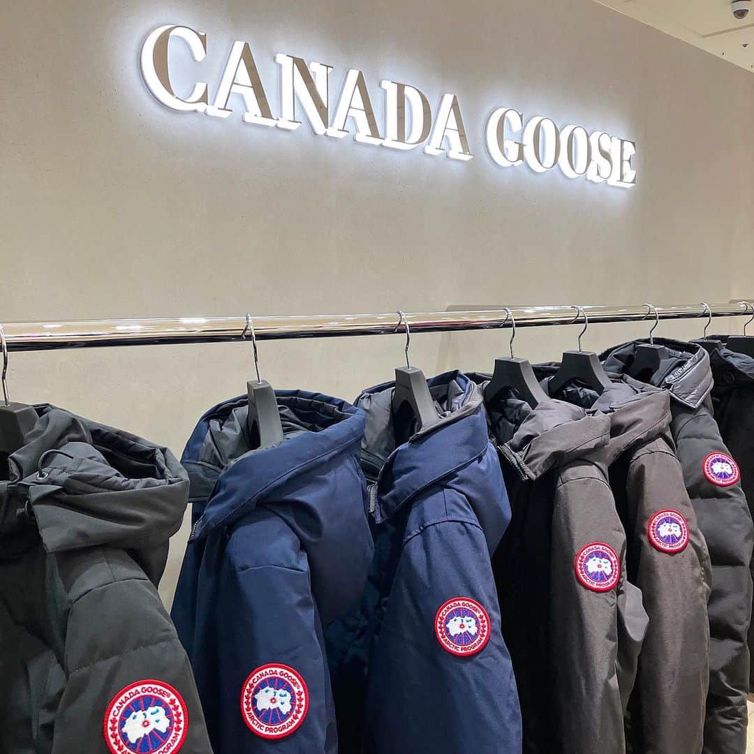 大丸神戸店のモノとコトのインスタグラム：「. 〈CANADA GOOSE〉POP-UP SHOP 10月3日(火)まで 1階 東エスカレーター横 イベントスペース  北極圏の過酷な環境からインスピレーションを得て、職人たちのものづくりの技術と伝統を継承し続ける、パフォーマンスラグジュアリーライフスタイルブランド〈CANADA GOOSE(カナダグース)〉。 厳密なプロダクトコントロールと、革新を続ける確かな技術力で「メイド イン カナダ」にこだわり生産しています。 ・ 10月7日(土)に旧居留地ブティックに神戸初の路面店がオープンする〈カナダグース〉が、1階 東エスカレーター横イベントスペースにて、10月3日(火)の期間限定でPOP-UP SHOPを開催。 秋冬のダウンジャケットや日本限定のスペシャルカプセルコレクションを取り揃え、メンズ・ウィメンズともに展開いたします。 秋冬シーズンにぴったりの〈カナダグース〉が贈るコレクションをお楽しみください。  #大丸神戸店 #daimarukobe #大丸 #kobe #旧居留地 #CANADAGOOSE #カナダグース」