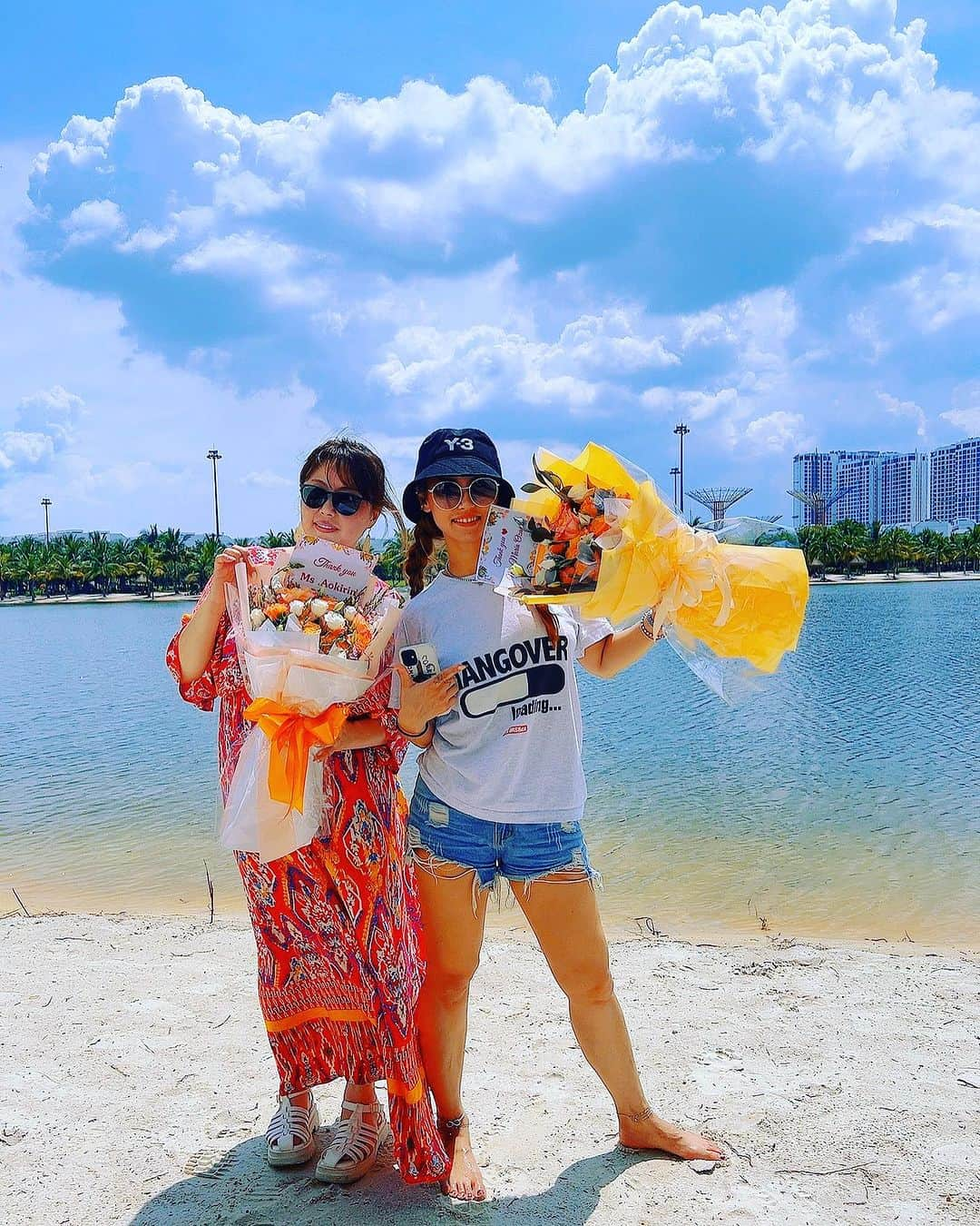 青木りんさんのインスタグラム写真 - (青木りんInstagram)「💐🇻🇳☀️🍖🍻♥️💐  ベトナム、ホーチミンに来ています🇻🇳  とてもとても暑いです！  暑いの最高👍  今夜と明日の夜、 @ozawabar.hcm0108 (ホーチミンのBAR)にて、 2人でイベントです💓  お店を盛り上げましょう🥂🥂🥂🍾🍾🍾  お昼に素晴らしい場所でBBQをしました！！ 海じゃなくて人工ビーチ🏖️  海そのものでした😆 魚も泳いでたよ🐟  現地の皆様から 素敵なお花をプレゼントして頂きました💐✨  とっても嬉しいです❣️ 心から感謝🥰  🐔🐔🐔  chúng tôi đang đến hồ chí minh Nó rất vui. Trời nóng! tối nay và tối mai, @ozawabar.hcm0108 Tại một cửa hàng ở Hồ Chí Minh tổ chức một sự kiện cho hai người Hãy làm sống động cửa hàng của bạn Chúng tôi đã có bữa tiệc BBQ tại một nơi tuyệt vời cho bữa trưa! ! Đó là biển Cá cũng đang bơi. Từ mọi người ở Việt Nam Một bông hoa đẹp đã được tặng cho tôi. Tôi rất hạnh phúc! Xin chân thành cảm ơn♥️  🦀🦀🦀  we are coming to ho chi minh It is very fun. It's hot! tonight and tomorrow night, @ozawabar.hcm0108 At a store in Ho Chi Minh hold an event for two people Let's liven up your store We had a BBQ at a great place for lunch! ! It was the sea Fish were swimming too. From everyone in Vietnam A beautiful flower was presented to me. I am very happy! Sincerely thank♥️   #mariaozawa #rinaoki #vietnam #hcmc #mariaozawabar #mariaozawabarhcm #influencer #investor #model #pr #businessowner #businesswoman #青木りん #小澤マリア #合同イベント #ベトナム #ホーチミン #ビジネス成功 #インフルエンサー #モデル #投資家 #実業家 #ラウンジオーナー」9月22日 18時49分 - rinrinrin108