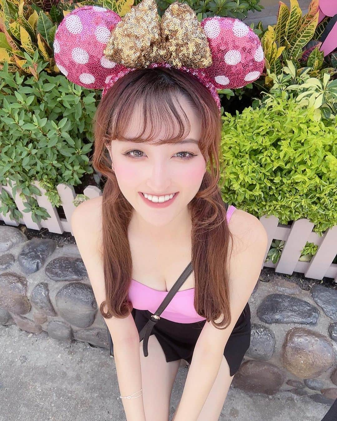 さあやのインスタグラム：「. 本場、FloridaのDisneyに行ってきました🇺🇸🇺🇸 とても広くて、日本とは違って4つもパークがあるらしい❣️まずはHollywood studio👀💞 Disney感より、街並みがhollywoodみたいでオシャレな印象が強かった🫢 starwars、タワテラ、 トイストーリー、が好きな人にお勧めです☝🏻💖ちなみに、私はロックンローラーコースター🎢が1番好きです！ライブのような音楽を聴きながら室内で高速ジェットコースターを体験できます🐭 フロリダは、今の時期天気が不安定で雨が降りやすいです🥲💦天気の変化が激しいので、大抵は雨がすぐに止むけど☺️そして、なんと言っても湿度が高い印象でした！日本とか台湾みたいな湿度で、久しぶりに湿気を感じた🤣 カッパを購入しておくとgood✊🏻 . . . #disney#disneyworld#disneyland#disneyhalloween#disneychannel#disneygram#disneygram#disneyparks#disneyhollywoodstudios#disneyhollywoodstudio#hollywoodstudios#disneyinsta#ディズニー#ハリウッドスタジオ#Florida#floridalife#floridaliving#フロリダ#フロリダディズニー#フロリダ生活#旅行#旅行好きな人と繋がりたい#旅行記#アメリカ旅行#アメリカ留学#アメリカ在住#留学生#留学生活#留学サポート#留学日記#大学生」