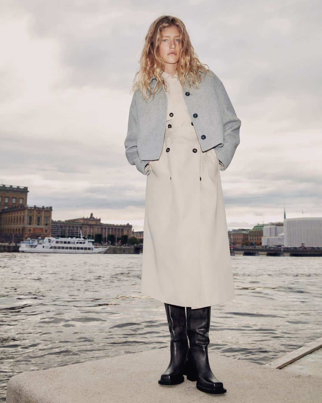 のインスタグラム：「Make way for the jackets because this season there are never too many of them 😍 Explore all the new arrivals at mango.com ⁣ Jacket: 57068266 ⁣ Trench: 57023775 ⁣ #MangoWoman」
