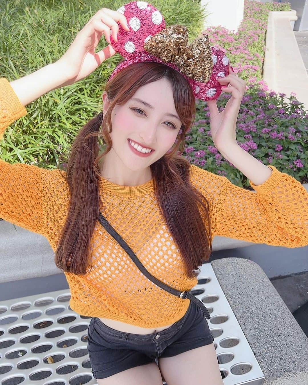 さあやのインスタグラム：「. 続いて、magic kingdom park🏰🐭🩷 シンデレラ城が設置されていて、4つのパークの中でも大本命☺️ パーク内は東京disneyとかなり近いと感じました☺️ 現在は工事中で有名な乗り物は乗れなかったけれど💦🥲 私が1番好きな乗り物はトロン・ライトサイクル・ラン🎢💖 バイク型の高速ジェットコースターで、今までに感じたことのないような新しい感覚でした🎉今年の4月に出来た新アトラクションらしい🇺🇸 私は結構怖い乗り物が好きなので、強い方は是非💞 この日も雨降りました😭☔️フロリダは本当に気候が変わりやすいので、要注意☝🏻 . . . #disney#disneyworld#disneylife#disneyhalloween#disneygram#disneyparks#disneymagic#disneymagickingdoms#magickingdom#フロリダ#フロリダディズニー#floridagirl#マジックキングダム#ディズニーワールド#旅行#旅行記#アメリカ旅行#アメリカ生活#アメリカ留学#留学生活#留学生#留学日記#留学生と繋がりたい#大学生#ディズニー#yellow#disneyphotography#海外留学#海外旅行#海外ガール」