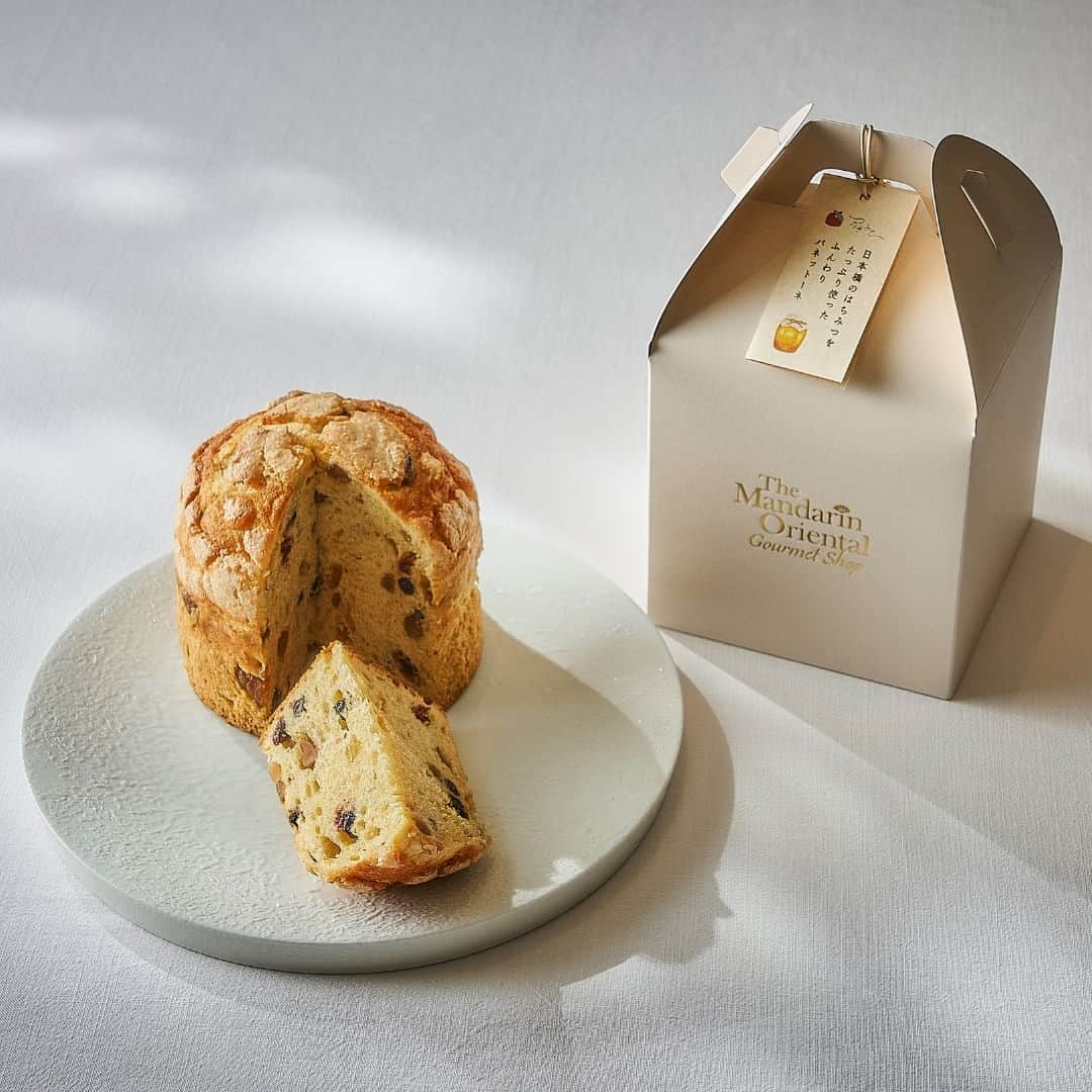 Mandarin Oriental, Tokyoのインスタグラム：「Introducing the new delicacy from Nihonbashi, "Tsunagift" – a collaboration between Mandarin Oriental, Tokyo and the renowned 'Nihonbashi Mitsukoshi Main Store'. Following our successful collaboration in spring, we are proud to present the Mandarin Oriental, Tokyo's special Italian traditional pastry, "Panettone"   In the early summer of 2023, we meticulously incorporated freshly harvested 'Nihonbashi Honey' from the rooftop of 'Nihonbashi Mitsukoshi Main Store' and dried blackcurrants into our carefully aged dough, resulting in a delightful texture reminiscent of marron glacé. The rich aroma of marron glacé and the tartness of blackcurrants come together to create the unforgettable "Chestnut and Blackcurrant Panettone."  Indulge in this limited-time flavour sensation and savour the unique taste of Nihonbashi.  日本橋のあたらしい食みやげ「つなぎふと」。春に続き、日本橋の老舗デパート「日本橋三越本店」とのコラボレーションで作る、マンダリン オリエンタル 東京特製のイタリア伝統菓子「パネットーネ」をご用意いたしました。  2023年初夏に、日本橋三越本店の屋上で採取された新蜜「日本橋のはちみつ」とドライカシスを、丁寧に熟成させた生地にふんだんに練り込み、マロングラッセのほろっとした食感にこだわりました。  マロングラッセの芳醇な香りとカシスの酸味が印象的な、「栗とカシスのパネットーネ」。日本橋でしか味わうことのできない期間限定の味をお楽しみください。 … Mandarin Oriental, Tokyo @mo_tokyo @tsunagift.official #MandarinOrientalTokyo #MOtokyo #ImAFan #MandarinOriental #Nihonbashi #tsunagift #マンダリンオリエンタル #マンダリンオリエンタル東京 #東京ホテル #日本橋 #日本橋ホテル #つなぎふと」