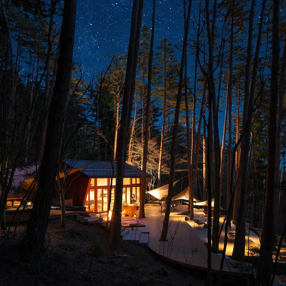 星野リゾートのインスタグラム：「【森のなかで月や星の明かりを楽しむ🌙】 📍星のや富士 - HOSHINOYA Fuji  秋は、澄んだ空気と過ごしやすい気候が揃い、夜空を楽しむのに適した季節です。 自然豊かな富士北麓に位置する星のや富士では、月や星など自然の明かりを邪魔しないよう、照明は最小限の明るさで設計されています。  #HoshinoResorts #星野リゾート #hoshinoya #星のや #リゾートホテル #ご褒美旅行 #hoshinoyaFuji #星のや富士 #富士山 #山梨旅行 #グランピング #絶景ホテル」