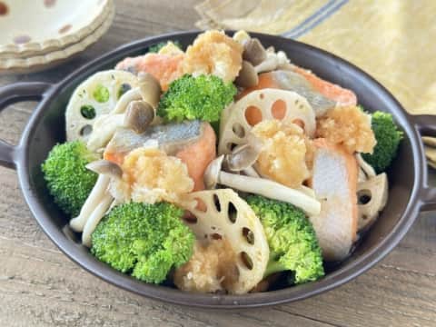ヤマサ醤油株式会社のインスタグラム：「「秋さけとれんこんのぎゅうぎゅう焼き」 https://recipe.yamasa.com/recipes/5327 今日のレシピは #Yuu さん！@yuuyuu514  フライパンひとつ！お魚もお野菜もモリモリ食べられる一品！さっぱりした後味が残暑の厳しい季節にもぴったりです。   #昆布ぽん酢 #自炊 #happyrecipe #foodphotography #ヤマサ #instapic #instagood #ハッピーレシピ部 #delish #instadaily #在宅楽飯 #soysauce #人気 #jp #テレワーク飯 #instafood #yamasa #おうちごはん #レシピ #ランチ #簡単 #recipe #photooftheday #昼ごはん #yummy #時短メニュー #定番 #秋鮭」