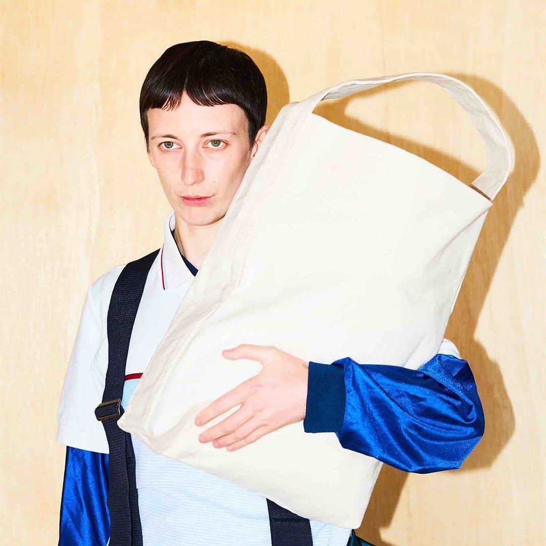 のインスタグラム：「ニューヨークのブルックリンを拠点とするキャンバスバッグのブランドKaan（@kaan_bags ）からBucket Toteが入荷しました。  キャンバス素材のトートバッグはよくあるけれど、そのどれとも異なる魅力を持つのがkaanのバッグです。縦に長いフォルムでビッグサイズ。肩から下げてみると、絶妙なバランスでコーディネート完成させてくれます。  grafでは、スタンダードなナチュラルとブラックの他に、コーディネートの主役となってくれるビビットなカラー4色をセレクトしました。 graf shop店頭と、オンラインショップ両方でお買い求めいただけます。  #graf #grafstudio #grafonline #grafonlineshop #グラフ #グラフスタジオ #Kaan #bag #totebag #バッグ #トートバッグ」