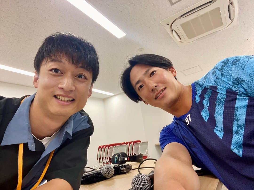 ゴッホ向井ブルーのインスタグラム：「中村貴浩選手！ 久保修＆持丸からの貴浩イメージから始まり、色んな話聞けました。面白かった〜！！メディアはまだ緊張するけどゴッホには慣れたと言ってくれた貴浩くん。」