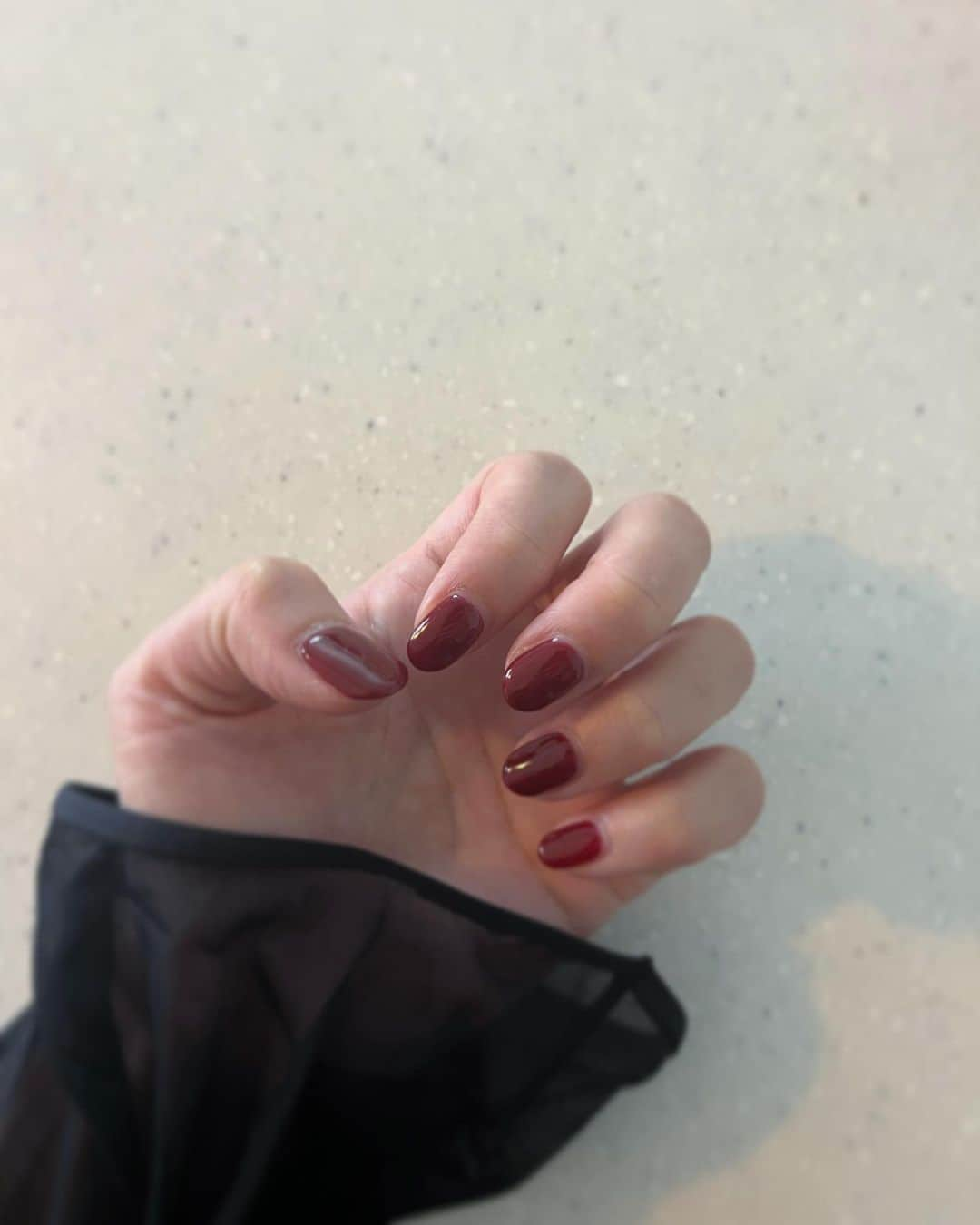 naomin0227のインスタグラム：「秋ネイル🍂  深みある赤にズキュン🍷💘  #newnails  #nails #秋ネイル #単色ネイル  #赤ネイル」