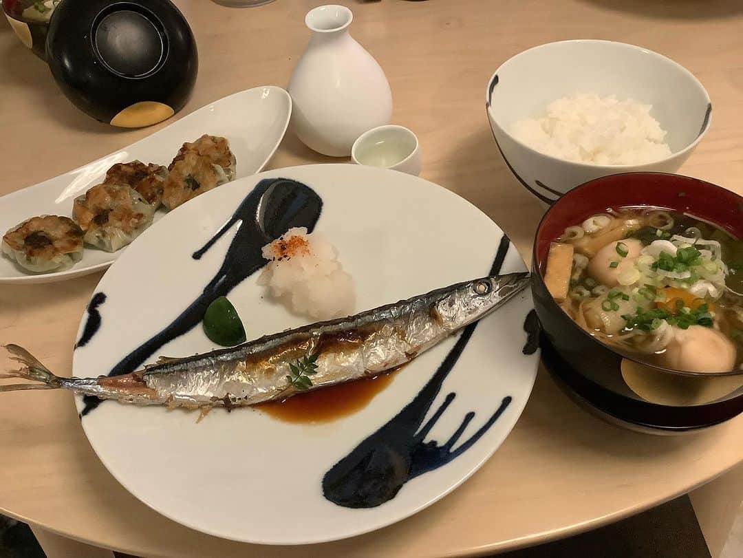 渡辺喜美のインスタグラム：「ちょっとお高いのですが、 旬の秋刀魚と芋煮汁で一杯？ 幸せです」