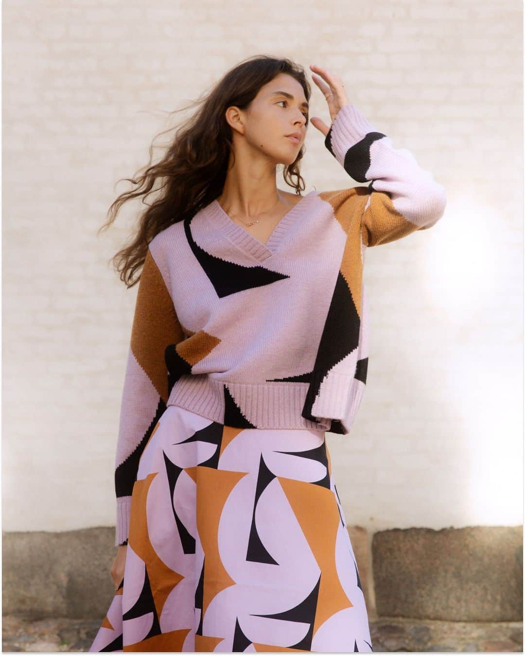 Marimekko Japanさんのインスタグラム写真 - (Marimekko JapanInstagram)「1枚目はアンッティ・ケッキのPilari柄を全身に纏ったスタイリング。ニットはオーバーサイズのシルエットで首回りの直線的なカットから建築的なムードを感じられます。スカートも裾のカットに注目。2枚目のスタイリングではスカートでアンッティ・ケッキのプリントをセレクト。プリントにプリントを重ねるのがマリメッコスタイルです。3枚目は同じくアンッティ・ケッキのKupoli（ドーム）柄のシャツを使ったコーディネート。厚手の素材なので、これからの季節羽織アイテムとしても活躍の予感。Amalie Reedtz-Thott @amaliert  #marimekko #marimekkofw23 #マリメッコ #マリメッコ愛 #北欧デザイン #フィンランド」9月22日 18時56分 - marimekkojapan
