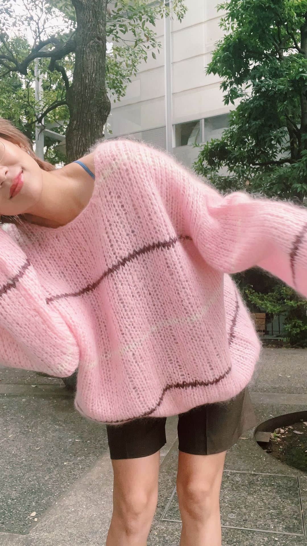 平アスカのインスタグラム：「ピンクのもふもふボリュームニット🧶💓 広めにあいた首元もかわいい！  朝晩はもう寒いみたいだから 来月ニセコにもっていこう😘💞 . . . #ROSEBUD #ローズバッド #mici #asuca_fashion #ootd #outfit #autumn #autumncode #pinkcode」