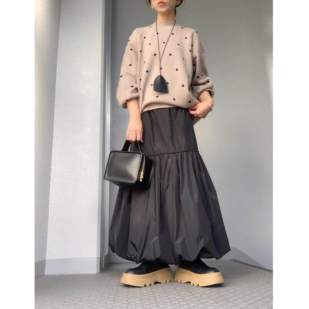 のインスタグラム：「少しずつ秋の準備🍁🍂  @geera__official  ドット柄のニットプルオーバーは、グレイッシュなベージュで秋らしく‧✧̣̥̇‧ 小さなドット柄はシックで大人っぽい雰囲気🤍  インしてもアウトしても可愛いからどんなボトムスでも相性良さそう‧✧̣̥̇‧  薄過ぎず厚すぎずな素材だから、秋一番取り入れやすいニットだな‧✧̣̥̇·͜·  タイムセールしててめちゃくちゃお得🉐  商品番号🔍207563  #GeeRA #geera_ootd #ジーラ #code  #coordinate #ootd #outfit #mylook #ママコーデ#156cmコーデ」