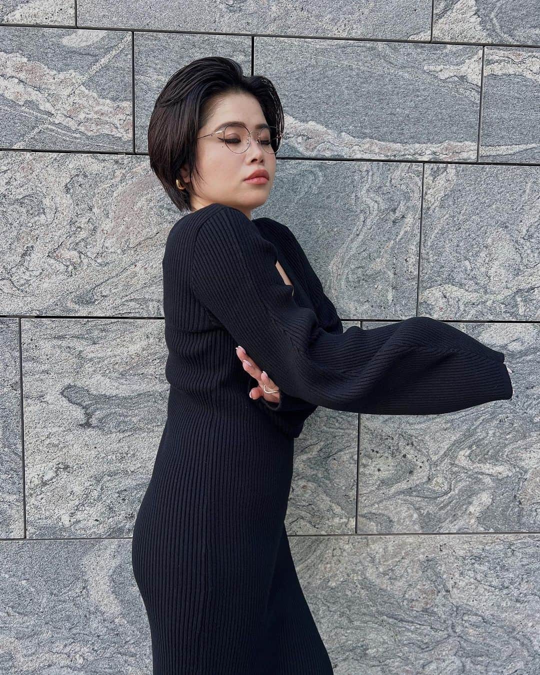 金子若菜のインスタグラム：「⠀ 疲労困憊の表情の写真ちょうどあったよ。  マルチボーダーワンピは 無地の黒も作ったにょ。」