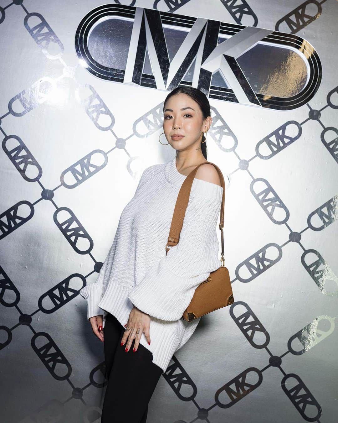 アマンダ・チャンさんのインスタグラム写真 - (アマンダ・チャンInstagram)「Fresh off the NYFW runway, the @michaelkors Empire logo print lands in Singapore」9月22日 19時02分 - amandachaang