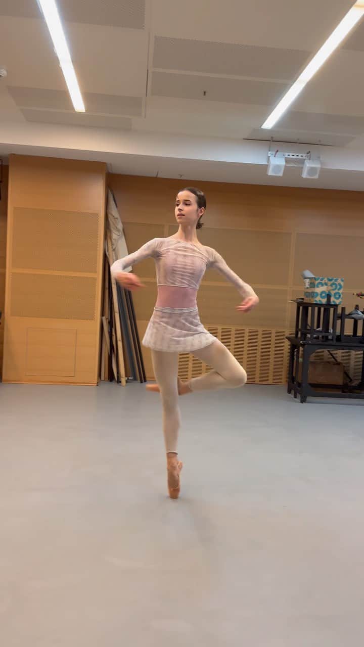 マリア・コーレワのインスタグラム：「I love turns, I feel like they add a lot of excitement into dancing ❤️ And these specific turns were powered by the celebration of Seungmin from Stray Kids Birthday 🥹😍 Dear @miniverse.___ , thank you for inspiring!! 🤍 And I wish you lots of health (so important right now after this accident!!!!) 🙏🏻 Hope you have a wonderful day!  Ballet wear used in the video by @byplie 🥰 And the song is of course by Seungmin - “Here Always” 💫  Очень люблю вращения в балете, мне кажется, они добавляют воздушности и эмоциональной наполненности в наш танец ❤️ Эти конкретные пируэты вдохновлены праздником дня рождения Сынмина из группы Stray Kids @realstraykids 🥹😍 Спасибо за вдохновение @miniverse.___ 🤍 Сегодня особенно хочется пожелать крепкого здоровья 🙏🏻  Балетная одежда на видео от бренда @byplie 🥰 А музыкальное сопровождение - конечно же, любимая песня Сынмина “Here Always” 💫」