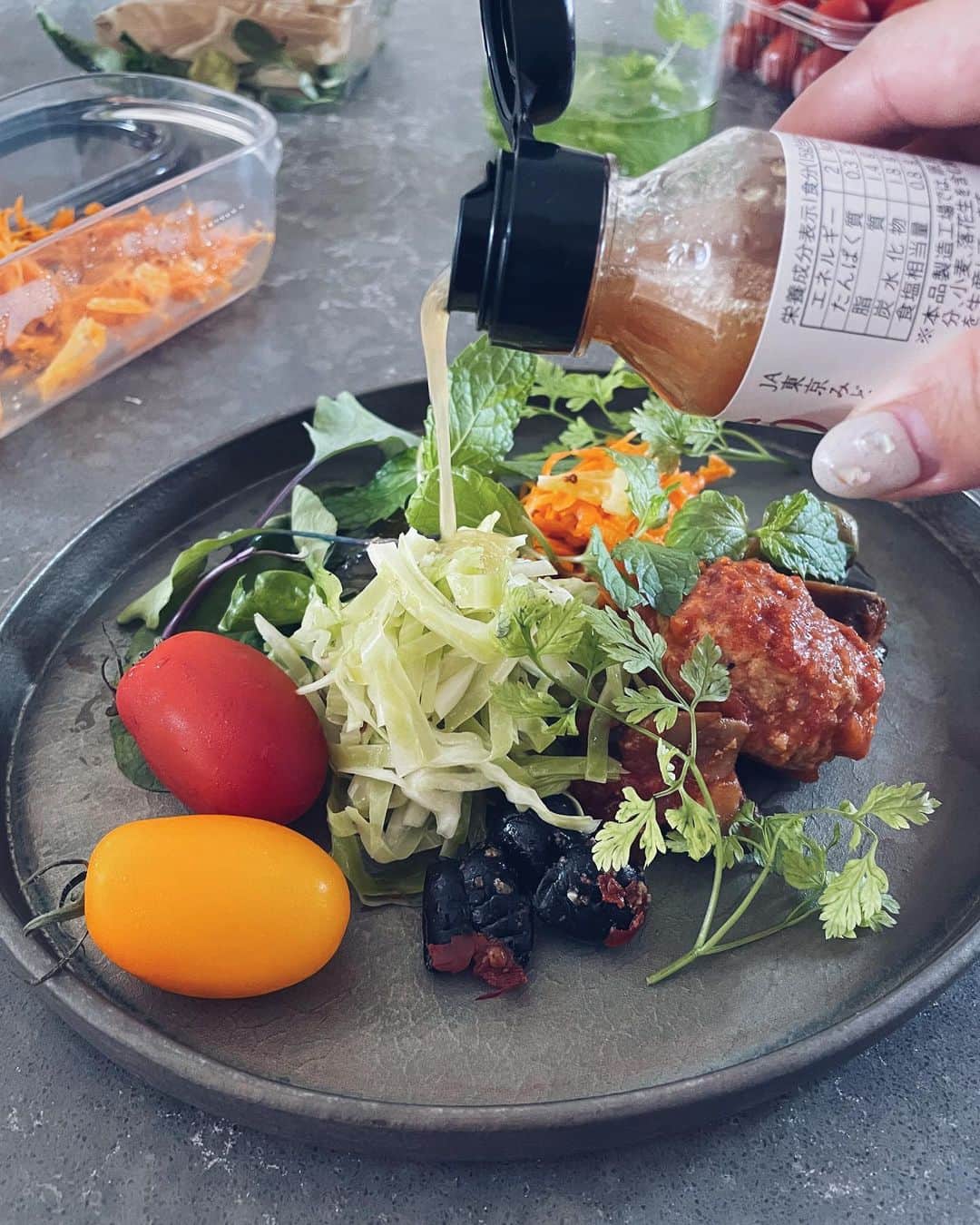 原田沙奈子のインスタグラム：「パーティの翌日は残りものでワンプレートサラダ🌱 彩り豊かな野菜があるだけで華やかで嬉しくなる。 歳をとるにつれて野菜がどんどん好きになる不思議。←  どんな風に育ってどこで獲れた野菜なのかまずは興味を持つのも大切かなって。 実は東京にも美味しい野菜がたくさんあることを知って身近な東京野菜も今とても気になる。  この、ドレッシングは立川市のうどを使っていて大好きな味！ホントおすすめ☺️ ちなみにうどは「江戸東京野菜」←江戸時代から東京で伝統的に生産されてきた野菜 （栄養価も高くて美容にも有難い成分がたくさん！）  もっと東京の野菜や農業のことを知りたいなーって思う方がいたらコレ👇一緒に参加しませんか？  10月14日に「あしたの東京プロジェクト 多摩グリーンツーリズム」が開催されます。 参加者募集中です。 詳しくは、 https://tokyo-tomorrow-project-2023.tokyotokyo.jp/ をチェックしてください。  「あしたの東京プロジェクト 多摩グリーンツーリズム」に私も参加するので農業体験やランタンワークショップなどで子供も一緒に楽しめたらなぁと思ってます😌  #PR #あしたの東京プロジェクト #多摩グリーンツーリズム #TokyoTokyo」