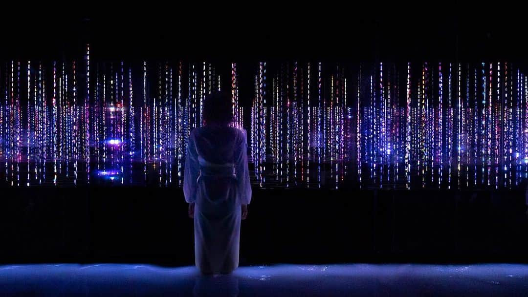 ローチケ（ローソンチケット）のインスタグラム：「#チームラボプラネッツ TOKYO（ @teamlab.planets ）が旅行業界のアカデミー賞「ワールド・トラベル・アワード2023」（ @worldtravelawards ）で、今最もアジアをリードする名所に認定🎊 「アジアを代表する観光名所」部門の受賞は、国内初!!   東京・豊洲の超巨大没入空間「チームラボ プラネッツ」が開業5周年を迎えて複数の作品がリニューアル!! 2027年末まで延長が決定🎉   新しい光の作品《生命は結晶化した儚い光》も公開され、当館のコンセプトである“身体ごと没入”する世界を、より一層ご堪能いただけます。   ローチケでは「チームラボ プラネッツ」の入場チケットを販売中です🎫 チケットの詳しい情報は 「チームラボプラネッツ　ローチケ」でネット検索📲」