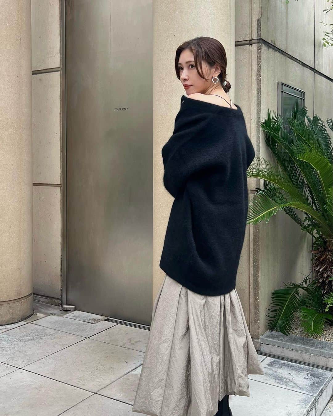 石黒美帆のインスタグラム：「毎年追加してる @elendeek のラクーンガーデ。 ⁡ アイボリー、ベージュに続いて 今年はブラックを🐈‍⬛ ⁡ コートの一歩手前‥！な時期に 持っておくと本当に便利だよね🤭 それぞれ裏地のカラーも可愛いんです‥♡ ⁡ ⁡ cardigan&skirt#ELENDEEK camisole#AKTE ⁡ ⁡ #elendeek_knitgallery」