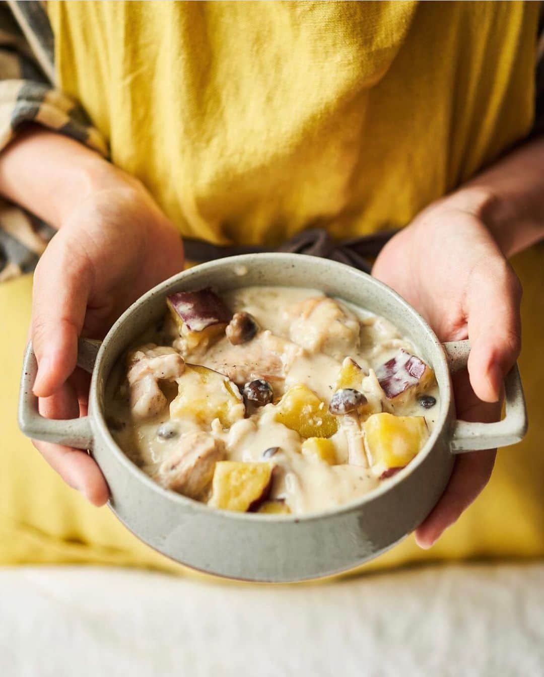 のインスタグラム：「. 秋野菜と鶏肉のみそシチュー . しめじと、さつまいもごろごろ入っています〜◎ . みそを加えることでコクが出て 美味しく仕上がります！ . . . *レシピ動画はストーリーズか プロフィール欄のリンクからどうぞ。 (※DMやメールは申し訳ないのですが、使えていません。)  https://youtu.be/WH4tnXIIjMo  . . . #秋ごはん #みそシチュー #秋野菜 . #みそ #榎本美沙 #発酵 #レシピ」