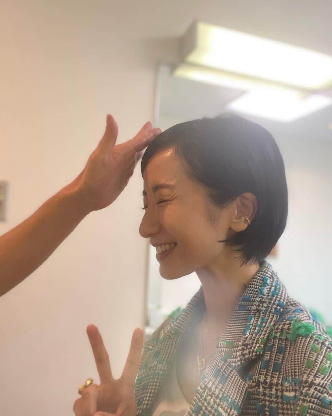 映美くららのインスタグラム：「. ヒルナンデス！ ありがとうございました。  南原さんはじめレギュラーの皆さんが楽しく優しく助けてくださり、緊張がほぐれました☺︎ 最後に、映画『夏空ダンス』の告知もさせていただきました。  そうです本日からいよいよ全国公開です！ 熊本から、全国へ。 とても嬉しいです。  内村光良さん監督作品 『夏空ダンス』 内村さんの故郷、熊本県人吉球磨でオールロケを行い、 その時そこにしかない、たくさんの景色を撮影しました！ 大きな花火をバックに一発本番で撮影したダンスシーンなど、 高校生たちのエネルギー溢れるダンスが魅力の青春映画。 名曲カノンに乗せて皆んなで踊る感動のクライマックスをぜひ劇場でご覧ください！  ジレ、パンツ @stumbly.official  イヤカフ @gigi.jewelry  ネックレス @loni_jewelry_  ブーツ @auntmaries.official リング  @manarosa_jewel」