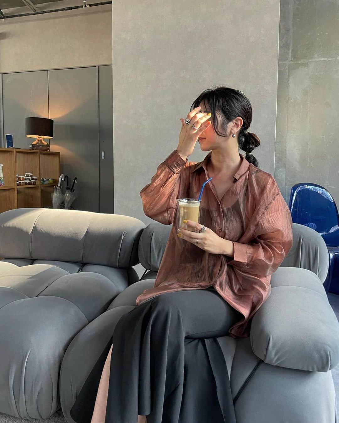 のインスタグラム：「☆ 𝕠𝕦𝕥𝕗𝕚𝕥 ☆  . 今日の携帯の万歩計が38歩で 自分に引いております😩  トイレとかに持って行ってないから きっと100歩は歩いてると思う、、　　  今の時期に大活躍のグロッシーシアーシャツ 色味も秋っぽいしお気に入り @wego_webstore   . .  #大人wego #wego #ウィゴー #wego_ootd #wegogf1 #シャツコーデ#高身長女子#高身長コーデ#40代コーデ #40代ファッション#大人カジュアル#30代ファッション #30代コーデ#骨スト#骨格ストレート#シンプルコーデ」