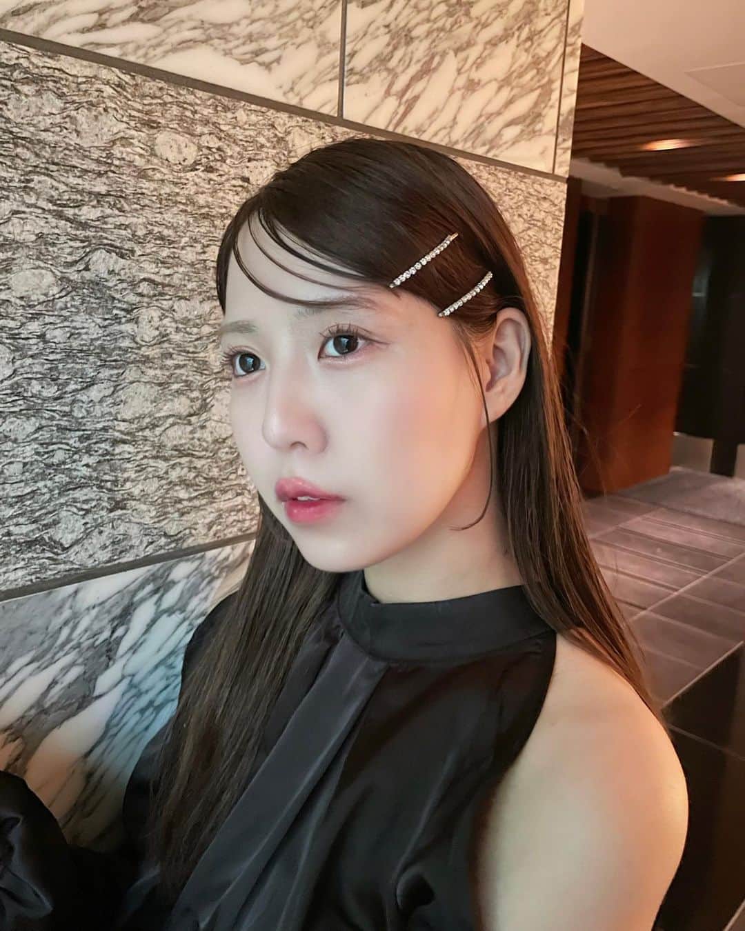 ゆりなさんのインスタグラム写真 - (ゆりなInstagram)「前髪を流してみました♡どうですか？😳 . #ヘアアレンジ#前髪#前髪アレンジ#流し前髪#韓国ヘア」9月22日 19時05分 - riri_yurina