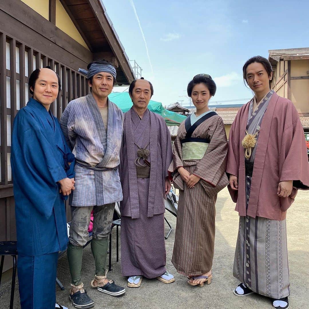 中田クルミのインスタグラム：「今夜19:30〜は 『雲霧仁左衛門6』第五話の放送です！ BSプレミアム、BS4Kにてお楽しみください。  写真は三話のオフショットです。 皆で茶壺道中を見守るシーンですね🏺 この日は芝犬の達治くん(ヌートバー選手から引用して名付けたそうです⚾️)にみーんな釘付けでした🐕 #雲霧仁左衛門」