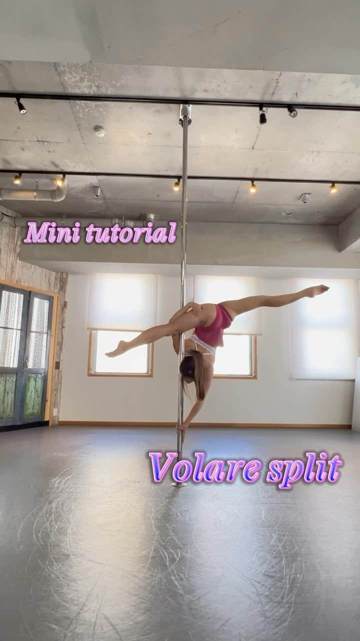 坂井絢香のインスタグラム：「Mini tutorial🦢  #pdvolaresplit  volareはイタリア語で「飛ぶ」 顔をしっかりポールに近づける事でスプリットが安定するよ👍  挑戦したよー！出来たよー！ のタグ付け待ってます🫡💕　  Wearing @hot_han_official   #poledance #pdtricks #pdtutorial  #spinningpole」