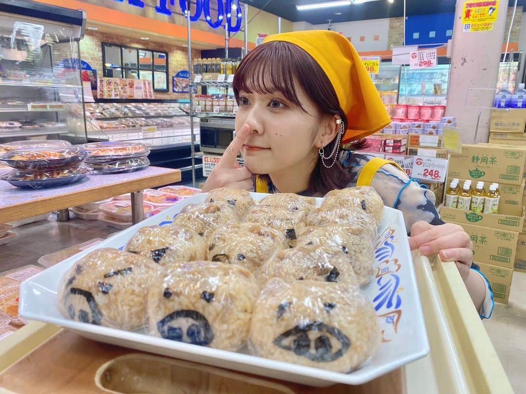 清水麻璃亜さんのインスタグラム写真 - (清水麻璃亜Instagram)「* #スーパーのカゴの中身が気になる私 めぐみ考案のプルドポークおにぎりがお店に並んで嬉しかった🐽 TVerでみてね！明日はついに９話放送！」9月22日 19時18分 - gn___maria