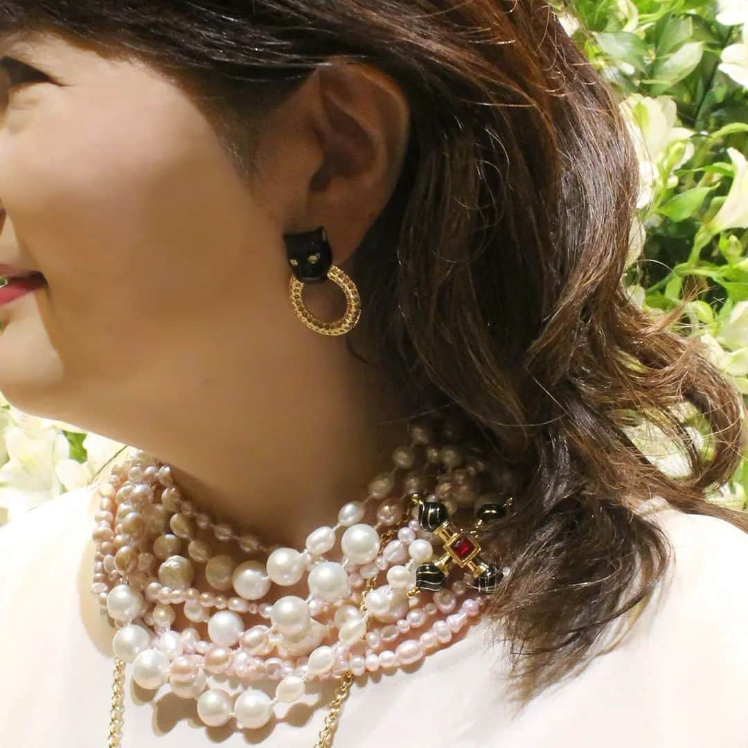 インポートアクセサリーブランド「ABISTE」公式アカウントのインスタグラム：「✴staff cordinate✴  アビステ帝国ホテル店のスタッフが選んだ【パンサーのアクセサリーを着けこなすモードなエレガントスタイル】をご紹介。  エッジの効いたパンサーモチーフのアクセサリーに思いきってパールネックレスを重ねづけ。 パールにブローチを留めてアクセントをつけるのが上級者テクとしておすすめなポイント✨ このとき季節感のあるモチーフを選ぶとさらに遊び心を表現できます！  秋は落ち着いたカラーのお洋服が増えてくる季節なので、アクセサリーでボリュームを出して地味見えを回避！大人女性特有のお悩みを解決しましょう💡  秋らしいカラーで全体をまとめると重ねづけも簡単に挑戦できますので是非試してみてくださいね😊  実は今回のコーディネート、アビステ公式サイトでは夏のスタイリングとしてご紹介していたのですが秋のスタイリングのヒントになりそうなポイントがたくさんありました😊 是非ご参考になさってくださいね！  詳しいご紹介はアビステ公式サイトのスタッフコーディネートからチェックしてみてくださいね！  ＼＼コーディネートの参考になったよ！という方は是非コメント欄に❤️をお願いします😆／／  ◯使用アイテム◯  ネックレス1230061- ブラック ネックレス 1230090 ピンク ネックレス 1230084 ホワイト ネックレス 1230083 ホワイト ネックレス 1300700 Lピンク イヤリング 3230029- ブラック バングル 4230031-ホワイト、ブラック 時計 9170032P ホワイト リング 6230073- ホワイト リング 6230002P ピンクゴールド ブローチ 0054871G ブラック バッグ 8191065 ブラック  アビステ帝国ホテル店 ☎️03-3502-1700」