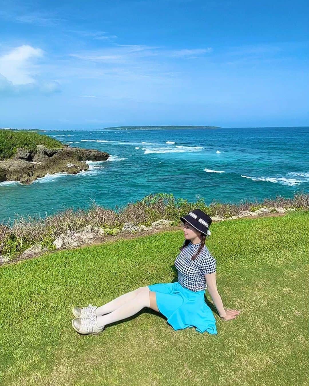 MIHOのインスタグラム：「先月の宮古島🌴ラウンド❤️❤️  海が近くてめーーちゃ綺麗だったよ😘❤️  ウェアは全身 @tandr_golf   沖縄の海に似合うブルーなスカートと T&Rのオリジナルロゴが 背中に入った人気のハート🖤トップス😍🖤  動きやすくて可愛かった🥰」
