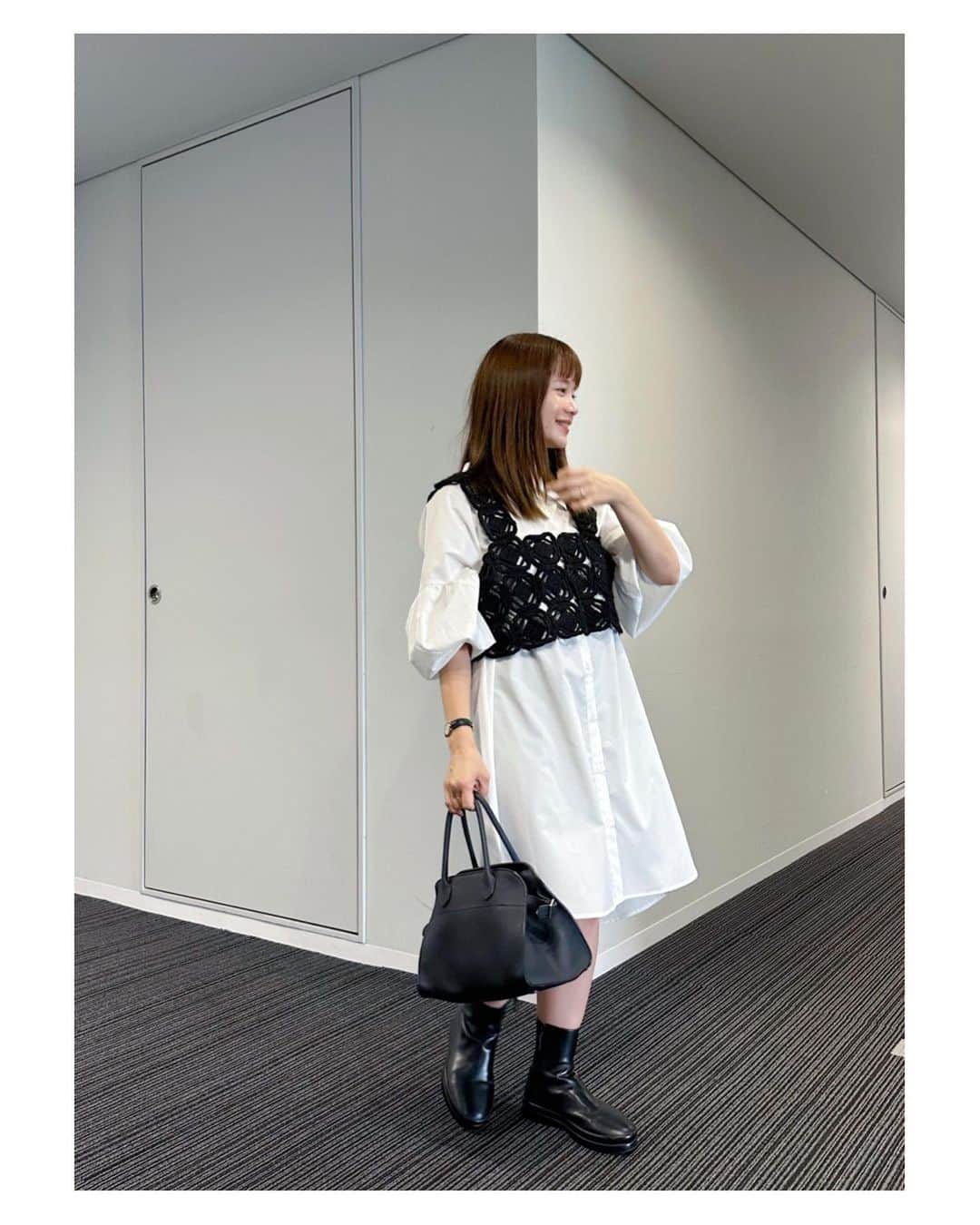 高山直子さんのインスタグラム写真 - (高山直子Instagram)「気分を変えてニットベストにショートブーツで😎 中にはニットハーフレギンスを着用しています◎ 秋ならではの肌見せ+ブーツのバランスが昔から変わらず大好き。 このシャツワンピ、ほんと驚くほど使えます😍 アイテムはタグ付け🏷️」9月22日 19時11分 - nao_70koro