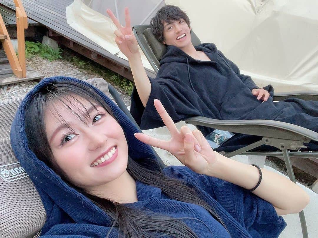 久保田杏奈さんのインスタグラム写真 - (久保田杏奈Instagram)「➡︎➡︎スワイプしてね(10枚)➡︎➡︎ 動画もあるよっ  2023.08.30 広告撮影  長野県の白馬村にある グランピング施設 「fromP」さんの広告撮影に 参加させていただきました✨  グランピング×サウナの魅力を たっぷり詰め込んだ広告になってるはず…！！  水風呂撮影は時間の関係で 夕方になってしまって 身体の芯から冷えるどころではないくらい寒かったけど  サウナと夕飯で暖まったよ🥹💕  凄く素敵な宿泊施設だったので 皆さんもぜひ足を運んでみてね✌🏻  広告はYouTubeなどで流れるそうです！ 開始後にお知らせできたらします🫡  共演者の @ryosuketime くんとの写真も💁🏻‍♀️ なんと東海オンエア動画出演歴があるらしく 東海ネタでめちゃくちゃ盛り上がった🤣 ありがとうございました🙇🏻‍♀️🍀  広告の仕上がり楽しみだなぁ🥰  #長野県 #白馬村 #fromp  #グランピング #広告  #草津温泉アンバサダー #草津温泉 #草津 #群馬県  #久保田杏奈 #あんぴい #足利市 #足利市在住 #モデル #model #塾講師 #いいね歓迎 #フォロー歓迎 #フォロワー募集中」9月23日 7時00分 - kubotaanna