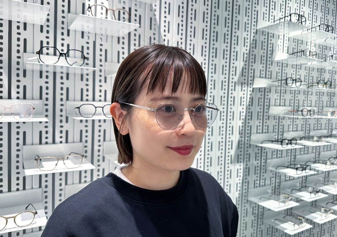 MYKITA SHOP TOKYOのインスタグラム：「【限定生産モデル”EITO Shiny Silver/GloomyGrey”】  LESSRIM Collectionで人気モデルだった、廃番モデルのEITOを限定カラーで復刻いたしました。 無駄のないミニマルな構造と、程よいサイズ感のボストンシェイプは流行にも左右されず長い時間ご愛用いただけるモデルです。 薄く入ったオリジナルカラーのレンズは、室内でも邪魔にならない濃度な為、その都度脱着せずに済み一日を通してお掛けいただけます。 MYKITA Shop Tokyo、Osakaでのみ販売している限定モデルとなります、ぜひ店頭にてお試し下さいませ。    Limited Production Model "EITO Shiny Silver/GloomyGrey  EITO, a popular model in the LESSRIM Collection, has been reissued in limited colors. The minimalist structure with no waste and the Boston shape with a moderate size feel make it a model that can be used for a long time without being influenced by trends. The thin lenses in the original color do not interfere with the indoor environment, so you can wear them throughout the day without having to take them on and off each time. This is a limited model available only at MYKITA Shop Tokyo and Osaka.  #mykita  #mykitalessrim  #sunglasses  #sunglassesfashion  #マイキータ  #サングラス」