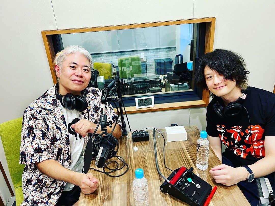 磯部寛之のインスタグラム：「今週日曜日のGORILLA RADIO!、#それぞれのセンタク のコーナーゲストは、「VIVANT」「半沢直樹」「下町ロケット」「家政夫のミタゾノ」他沢山の作品を手掛けられている脚本家の八津弘幸さんです。実は我々もこの方の作品でご一緒した事があります。とてもファンキーで紳士な方です。なんだそれ。どうぞお楽しみに！ #alexandros #gorillaradio #それぞれのセンタク #八津弘幸 #さん」