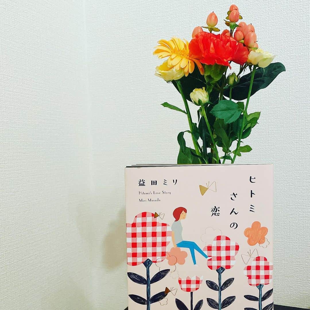 南沢奈央さんのインスタグラム写真 - (南沢奈央Instagram)「#南沢奈央の読書日記  40歳女性の主人公に共感できるようになってきたわたしは、33歳。 #益田ミリ さんの#ヒトミさんの恋   最後にはやはり、自分の日常を愛せるようになってる。益田ミリさんの作品大好きです。 ↓ 本の総合情報サイトBookbangにて更新📚」9月22日 19時13分 - naominamisawa_official