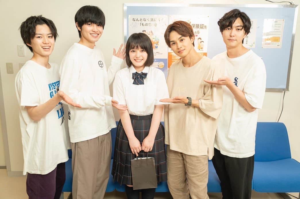 みなと商事コインランドリー2さんのインスタグラム写真 - (みなと商事コインランドリー2Instagram)「／ #みなと商事コインランドリー ２ クランクアップ集🧺🫧 ＼ 桜子役 #豊嶋花 さんのクランクアップ🎉 最後は湊(#草川拓弥)とのシーンでアップでしたが…  なんと、出番終了後も私服に着替えて待ってくれていた #西垣匠 #奥智哉 #稲葉友 もお祝いに😳  お兄さんズに囲まれて嬉しそうな桜子ちゃん！本当にお疲れ様でした💐」9月22日 19時14分 - tx_minasho