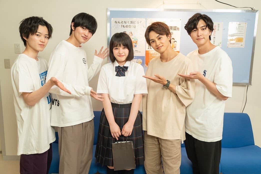 みなと商事コインランドリー2さんのインスタグラム写真 - (みなと商事コインランドリー2Instagram)「／ #みなと商事コインランドリー ２ クランクアップ集🧺🫧 ＼ 桜子役 #豊嶋花 さんのクランクアップ🎉 最後は湊(#草川拓弥)とのシーンでアップでしたが…  なんと、出番終了後も私服に着替えて待ってくれていた #西垣匠 #奥智哉 #稲葉友 もお祝いに😳  お兄さんズに囲まれて嬉しそうな桜子ちゃん！本当にお疲れ様でした💐」9月22日 19時14分 - tx_minasho