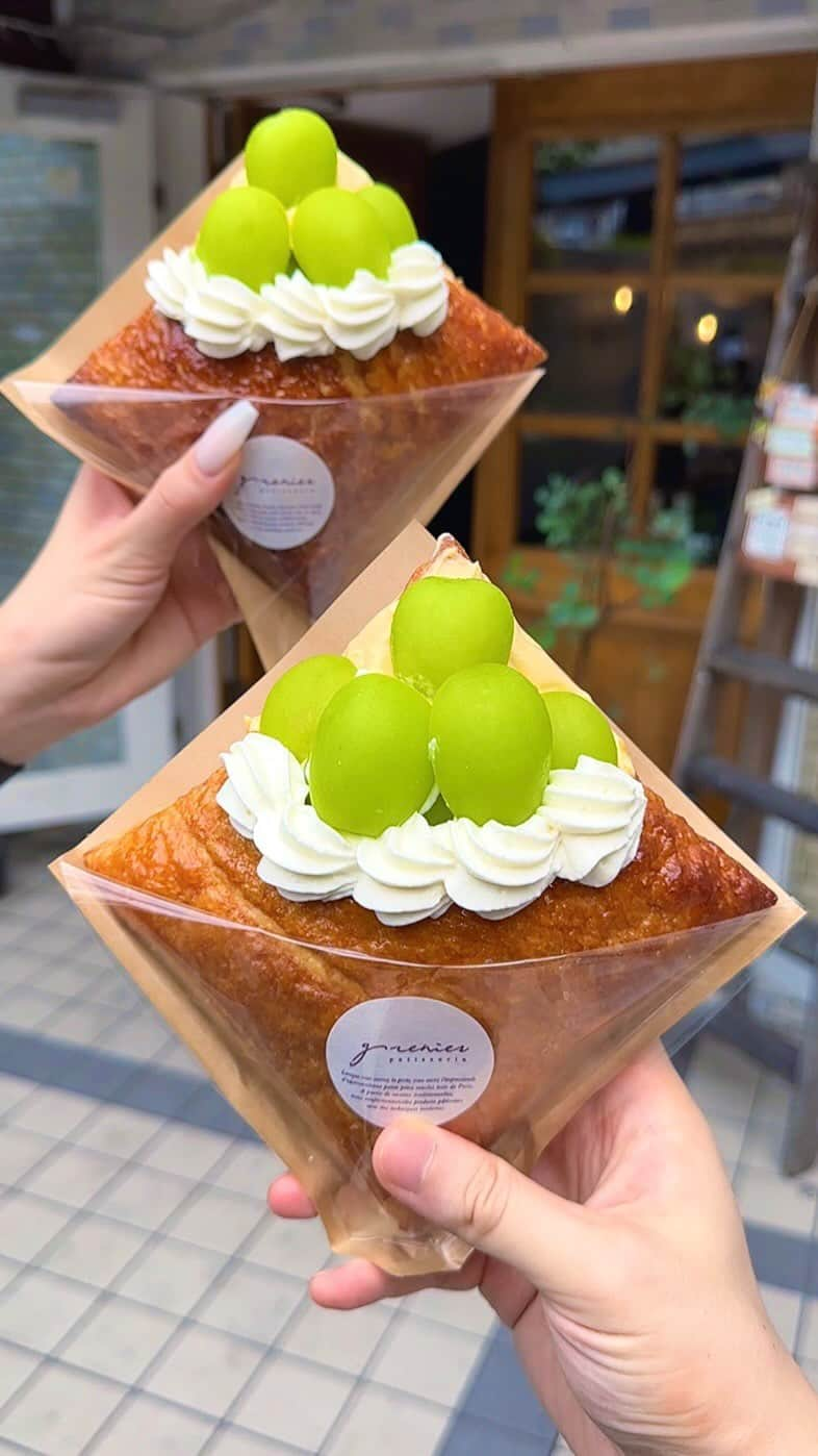 ゆうとグルメのインスタグラム：「🍇賞味期間15分の巨大ミルフィーユパイ🍇 ㅤㅤㅤㅤㅤㅤㅤㅤㅤㅤㅤㅤㅤ 大阪の梅田にあるgrenierさん(@patisserie_grenier)の 「シャインマスカットミルフィーユ」1800円 ㅤㅤㅤㅤㅤㅤㅤㅤㅤㅤㅤㅤㅤ 梅田駅から徒歩3分ほどのところにあるグルニエさんは、焼き菓子と紅茶の専門店！ ㅤㅤㅤㅤㅤㅤㅤㅤㅤㅤㅤㅤㅤ 今回はシャインマスカットミルフィーユを注文🍇 ㅤㅤㅤㅤㅤㅤㅤㅤㅤㅤㅤㅤㅤ これは焼きたてのパイの中にたっぷりカスタードを詰め込み、仕上げに旬のシャインマスカットをトッピングした贅沢すぎるミルフィーユパイ！ ㅤㅤㅤㅤㅤㅤㅤㅤㅤㅤㅤㅤㅤ こだわりのパイ生地はサクッと香ばしくかなりの巨大サイズ、中に詰まった濃厚カスタードとの相性もばっちりでボリュームもかなりあります！ ㅤㅤㅤㅤㅤㅤㅤㅤㅤㅤㅤㅤㅤ 表面にトッピングされているみずみずしいシャインマスカットとチーズクリームも良いアクセントになっていて超おいしくて贅沢なミルフィーユに仕上がっていました🤤🤤 ㅤㅤㅤㅤㅤㅤㅤㅤㅤㅤㅤㅤㅤ ちなみに基本テイクアウト専門のお店だけどお店の前にベンチと梅田駅の座るスペースがいくつかあるからそこで食べてる人が多かったです！ ㅤㅤㅤㅤㅤㅤㅤㅤㅤㅤㅤㅤㅤ 店内にはクッキーやマドレーヌ、カヌレなど焼き菓子がたくさん並べられていてどれもおいしそうだったから次はそっちも買ってみたい🍪 ㅤㅤㅤㅤㅤㅤㅤㅤㅤㅤㅤㅤㅤ おすすめ！！  —————————————— 📍大阪府大阪市北区角田町8-47 ⏰10:00〜20:00 🛌不定休 🚃梅田駅から徒歩3分 —————————————— #梅田カフェ #梅田グルメ #大阪カフェ #大阪グルメ  #grenier #グルニエ #ミルフィーユ #osaka #japan   #梅田ランチ #大阪駅 #梅田駅 #大阪観光 #大阪旅行 #大阪 #シャインマスカット #カフェ巡り #カフェ好きな人と繋がりたい #ごはん記録 #japantravel #japantrip #instafood #japanesefood」