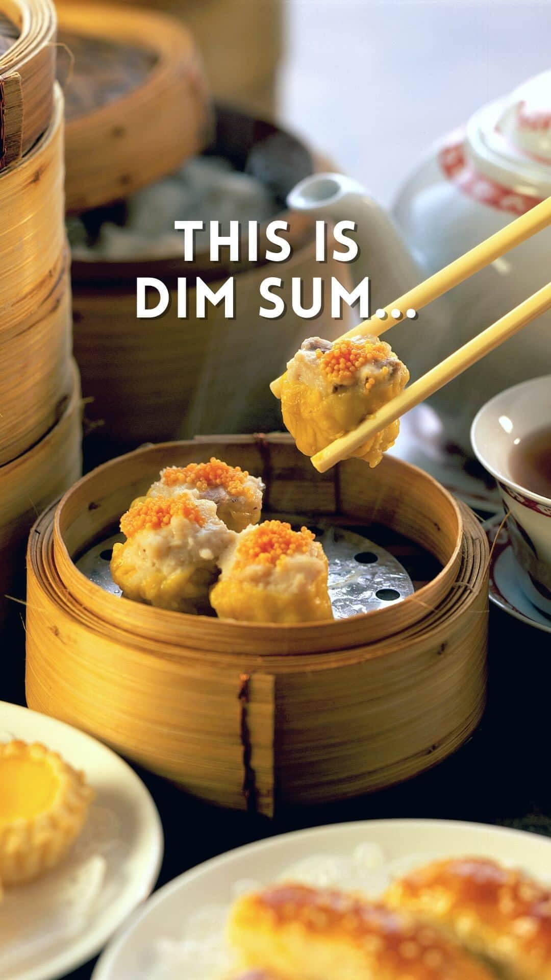 Discover Hong Kongのインスタグラム：「Having a craving for dim sum? 🥟Whether you’re in the mood for authentic flavors from cozy local diners🍵 or indulging in a fancy feast with a panoramic view🏙️, Hong Kong has it all!✨ So grab your chopsticks and let’s dig in!🥢😋  準備好大擦一餐食好點心未？🥟無論你想喺傳統茶樓嘆一盅兩件🍵，抑或想轉換環境享受住海風品嚐新式點心，我哋總有地方可以滿足你！無須猶豫，即刻拎起筷子，細味各種粵菜體驗啦～🥢😋  📍: Lin Heung Kui 蓮香居 📍： @aqualunahk   #DimSum #HelloHongKong #DiscoverHongKong 🥢😋🥢😋🥢😋🥢😋🥢😋🥢😋🥢😋🥢😋🥢😋 Hong Kong welcomes you✈️! Now travellers can get ‘Hong Kong Goodies’ 🛍️vouchers including one FREE welcome drink🍸 in the hottest bars! Check out the details here: bit.ly/HelloHKgoodiesEN. Hope to see you all soon! 香港歡迎你✈️！而家遊客仲可以享用「香港有禮🛍️」消費優惠券，去得獎酒吧免費飲返杯🍸🍹！詳情請留意 bit.ly/HelloHKgoodiesTC」