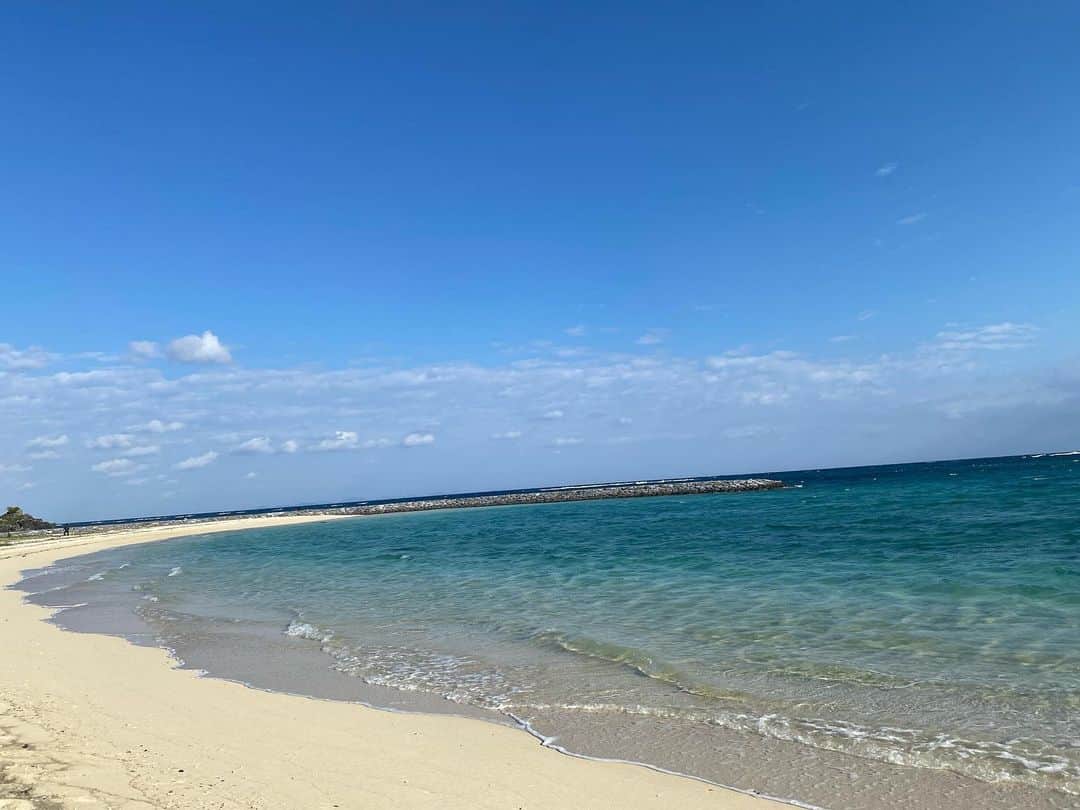 のインスタグラム：「一緒にみた海。  たくさん笑わせてくれて いつも守ってくれて 常に味方でいてくれて 色んな時間を一緒に過ごして 様々な景色を一緒にみてきた 大切な人。  周りの人を笑顔と優しさで常に包んでくれた人 今までも、これからもずっと大好きな人。  天国の人を思い出す度にその人の頭上にはお花が溢れるってどこかで聞いたなぁ。 ふるちゃんが色とりどりのお花に常に囲まれますように。 これからもふるちゃんらしく、ふるちゃんの周りにはたくさんの笑顔や幸せが溢れて止みませんように。  ふるちゃんありがとう。  そして私達は 楽しい時も苦しい時もあるけど 今を一生懸命生きようね。 届くように。」
