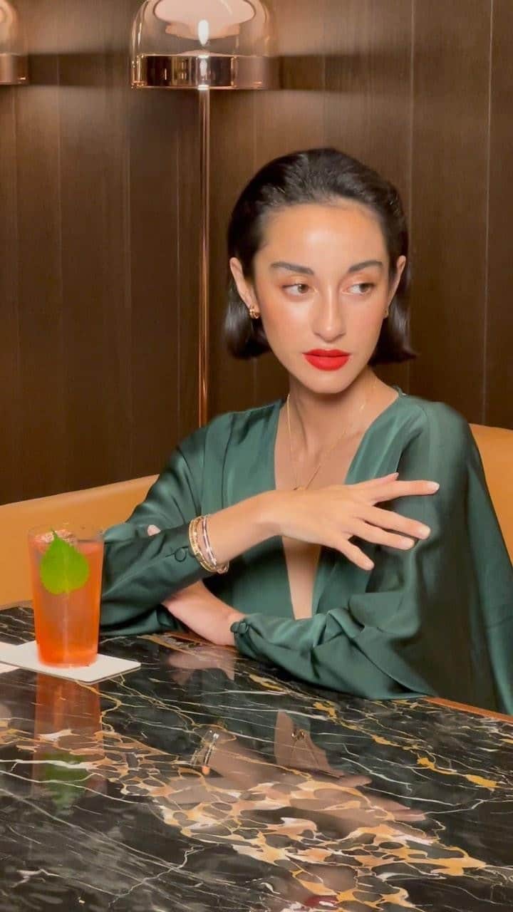 国木田彩良のインスタグラム：「9月21日＆22日限定のBVLGARI HOTEL TOKYO45階 BVLGARI Barのカクテルイベント「シンポジア」にお伺いしました。  壁面の美しいモザイクが特徴的な空間で、世界のトップバーテンダーによるスペシャルカクテルも楽しませていただきました。  @Bulgari　@bulgarinikoromitotokyo  @bulgarihotels　　 #BulgariHotelTokyo　#Bulgari　#bulgarisymposia  @Bulgari　 @bulgarinikoromitotokyo  @bulgarihotels」